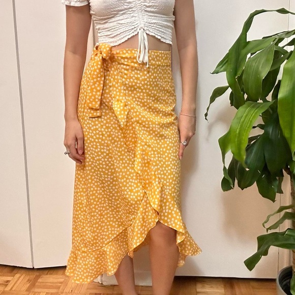 πYellow Polka Dot Wrap Skirt - Picture 2 of 8